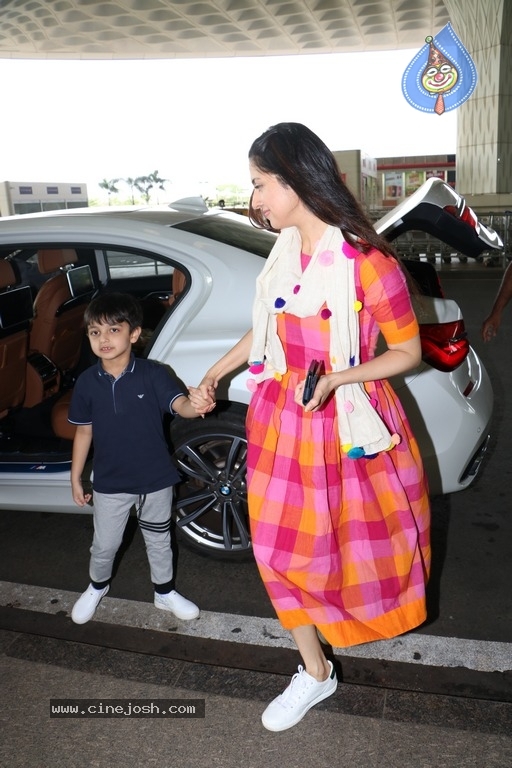 Celebrities Spotted at Airport - 17 / 21 photos