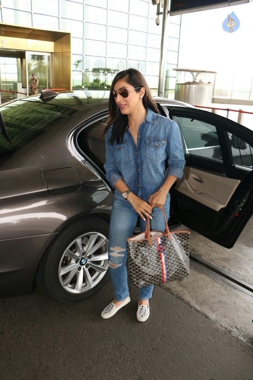 Celebrities Spotted at Airport - 1 / 18 photos