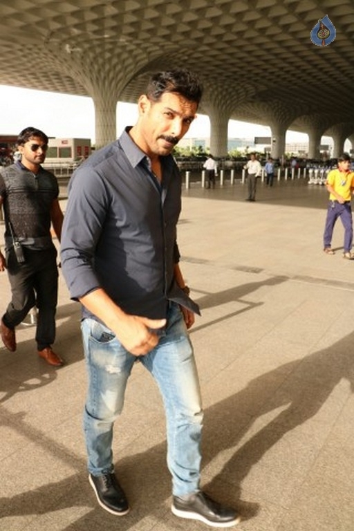 Celebrities Spotted at Airport - 7 / 21 photos