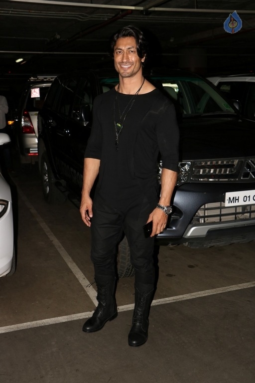 Celebrities Spotted at Airport - 19 / 21 photos