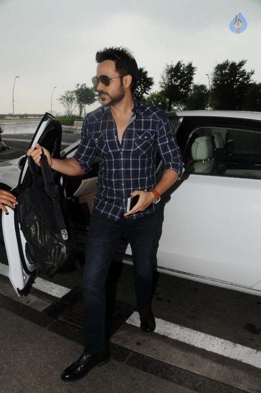 Celebrities Spotted at Airport - 7 / 42 photos