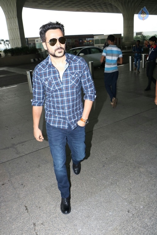 Celebrities Spotted at Airport - 29 / 42 photos