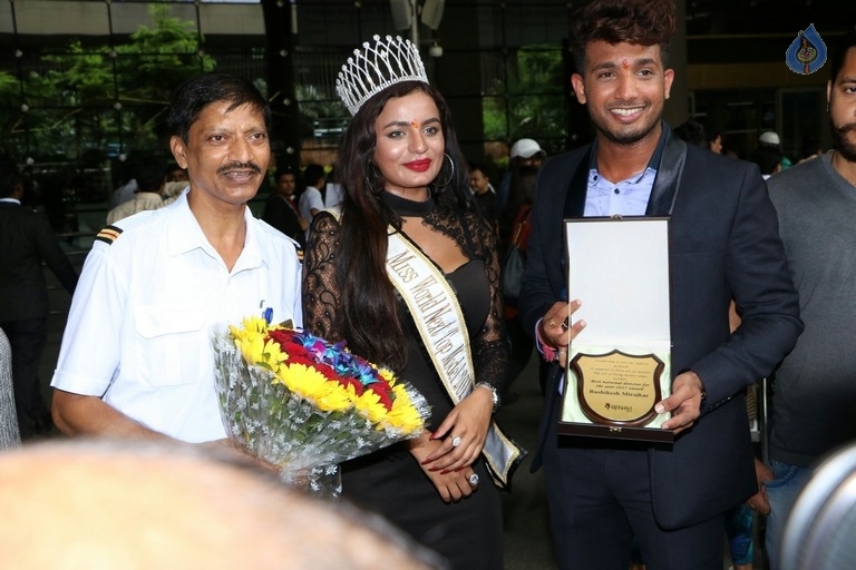 Celebrities Spotted at Airport - 4 / 7 photos