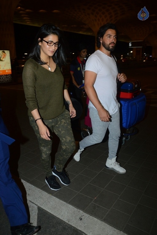 Celebrities Spotted at Airport - 5 / 20 photos