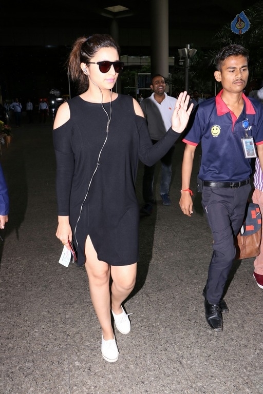 Celebrities Spotted at Airport - 16 / 20 photos