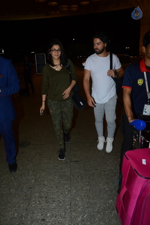 Celebrities Spotted at Airport - 18 / 20 photos