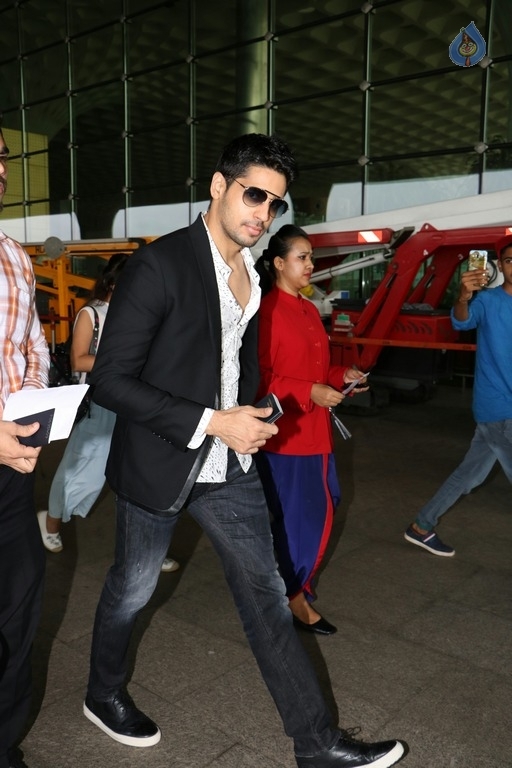 Celebrities Spotted at Airport - 5 / 32 photos