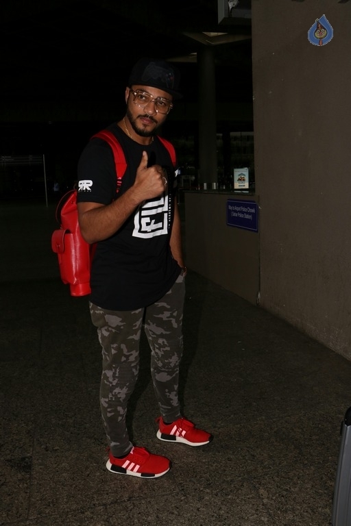 Celebrities Spotted at Airport - 14 / 32 photos