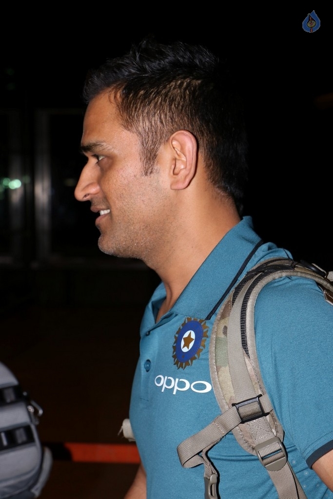 Celebrities Spotted At Airport - 10 / 21 photos