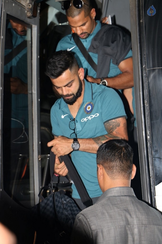 Celebrities Spotted At Airport - 11 / 21 photos