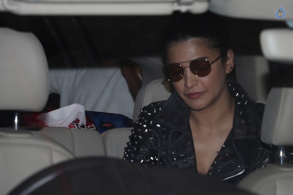 Celebrities Spotted At Airport - 14 / 21 photos