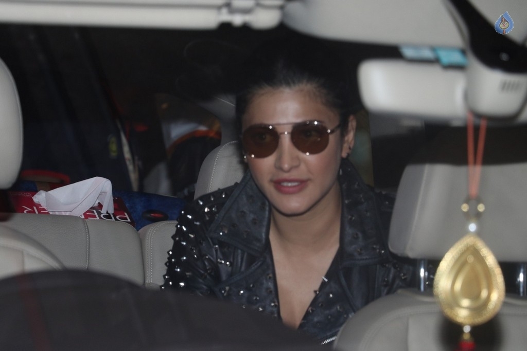 Celebrities Spotted At Airport - 15 / 21 photos