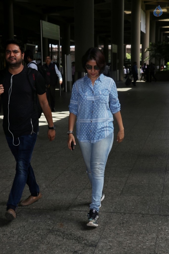 Celebrities Spotted At Airport - 19 / 21 photos