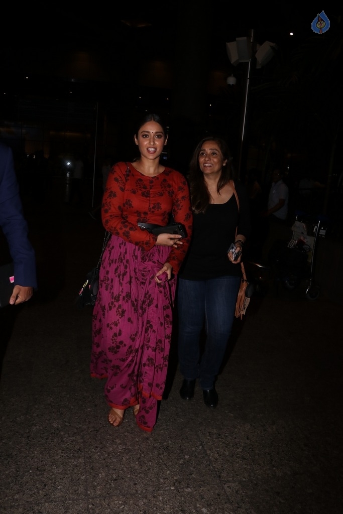 Celebrities Spotted at Airport - 5 / 51 photos