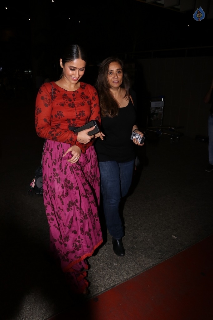 Celebrities Spotted at Airport - 30 / 51 photos