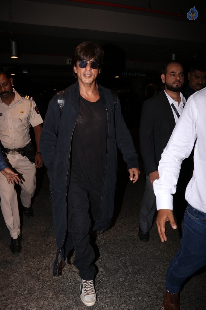 Celebrities Spotted at Airport - 43 / 51 photos