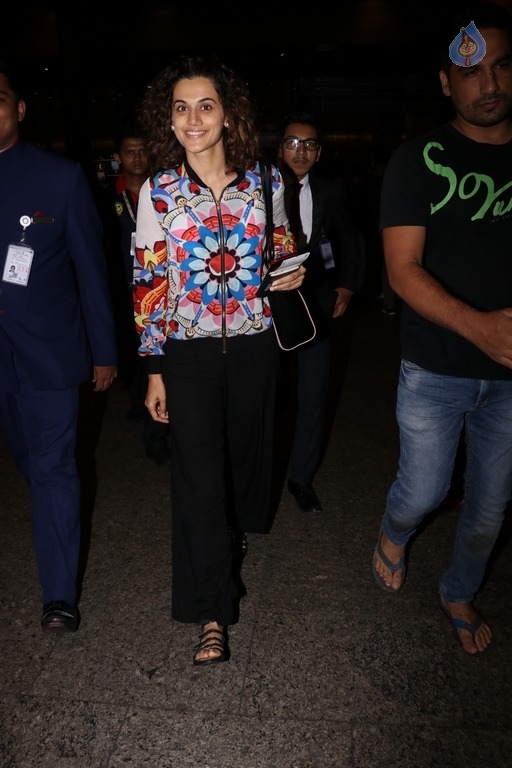 Celebrities Spotted at Airport  - 28 / 56 photos