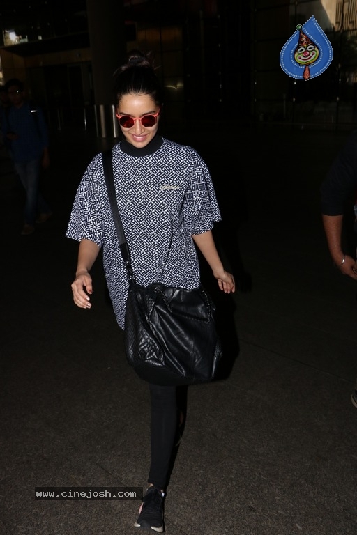 Celebrities Spotted at Airport Photos - 18 / 54 photos