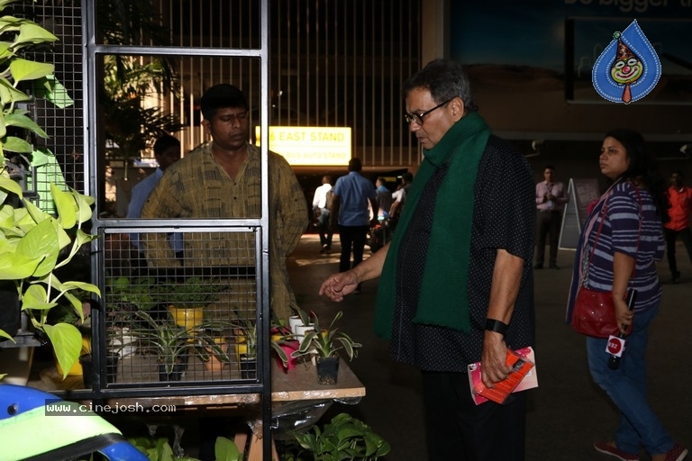 Celebrities Spotted at Airport Photos - 19 / 54 photos