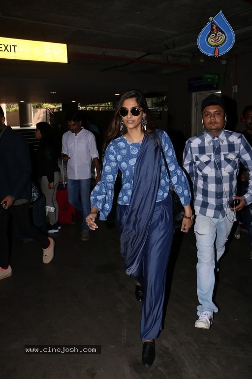 Celebrities Spotted at Airport Photos - 29 / 54 photos