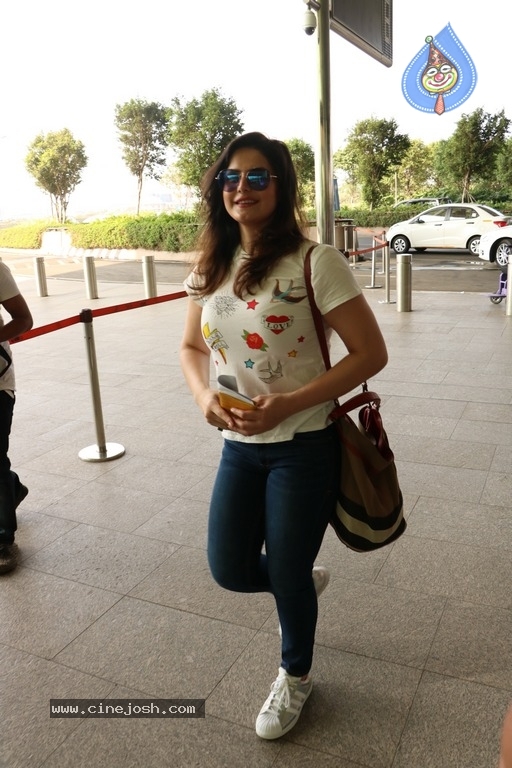 Celebrities Spotted at Airport Photos - 52 / 54 photos
