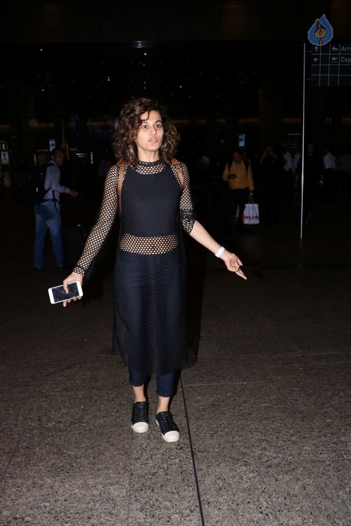 Celebrities Spotted at Airport Returns From IIFA - 37 / 84 photos