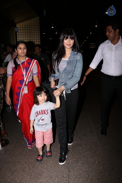 Celebrities Spotted at Airport Returns From IIFA - 73 / 84 photos