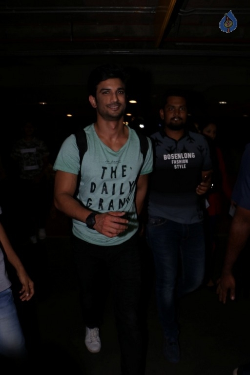 Celebrities Spotted at Mumbai Airport - 1 / 42 photos
