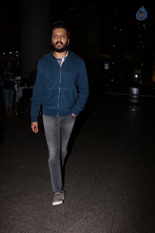 Celebrities Spotted at Mumbai Airport - 4 / 42 photos