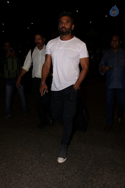 Celebrities Spotted at Mumbai Airport - 5 / 42 photos