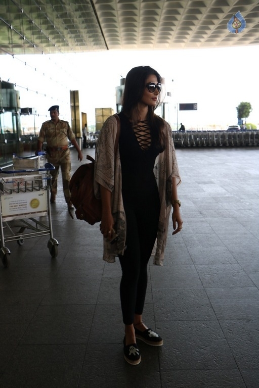 Celebrities Spotted at Mumbai Airport - 11 / 42 photos