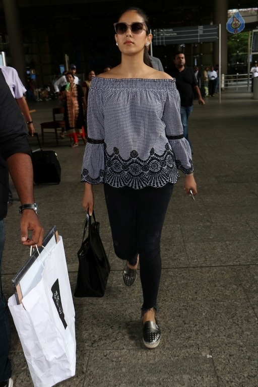 Celebrities Spotted at Mumbai Airport - 12 / 42 photos