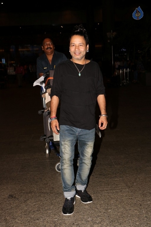 Celebrities Spotted at Mumbai Airport - 13 / 42 photos