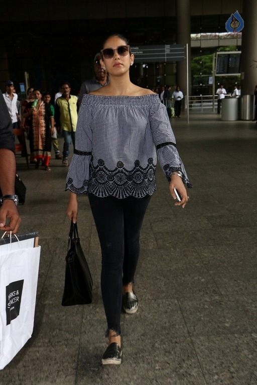 Celebrities Spotted at Mumbai Airport - 15 / 42 photos