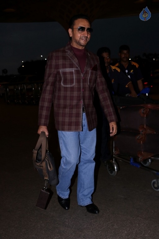 Celebrities Spotted at Mumbai Airport - 21 / 42 photos