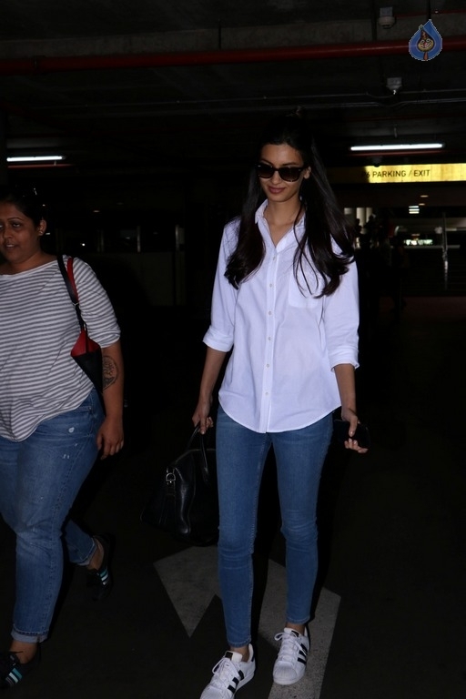 Celebrities Spotted at Mumbai Airport - 22 / 42 photos