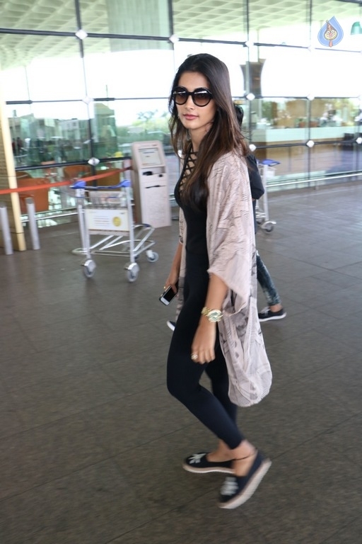 Celebrities Spotted at Mumbai Airport - 24 / 42 photos