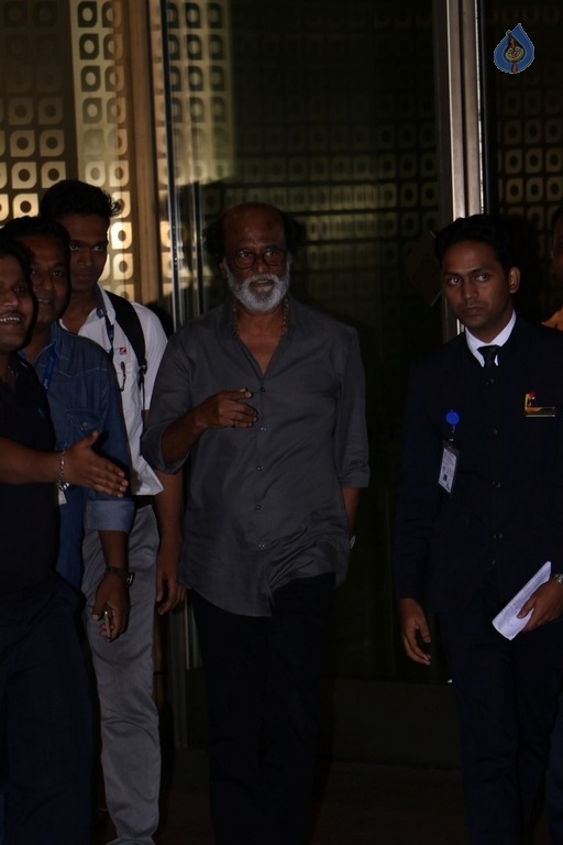 Celebrities Spotted at Mumbai Airport - 25 / 42 photos