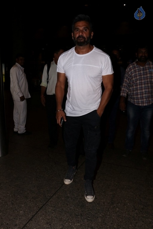 Celebrities Spotted at Mumbai Airport - 27 / 42 photos