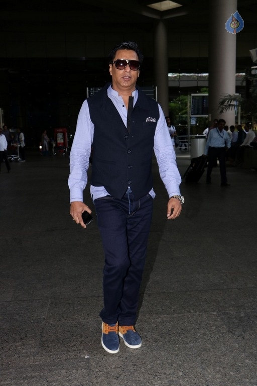 Celebrities Spotted at Mumbai Airport - 29 / 42 photos