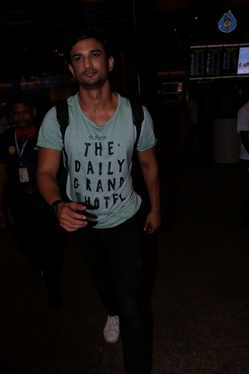Celebrities Spotted at Mumbai Airport - 30 / 42 photos