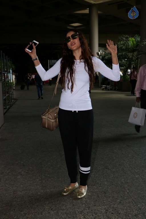 Celebrities Spotted at Mumbai Airport - 34 / 42 photos