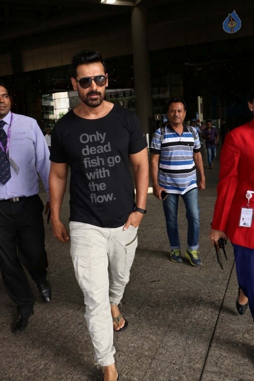 Celebrities Spotted at Mumbai Airport - 35 / 42 photos