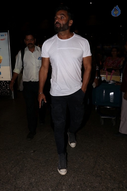 Celebrities Spotted at Mumbai Airport - 36 / 42 photos