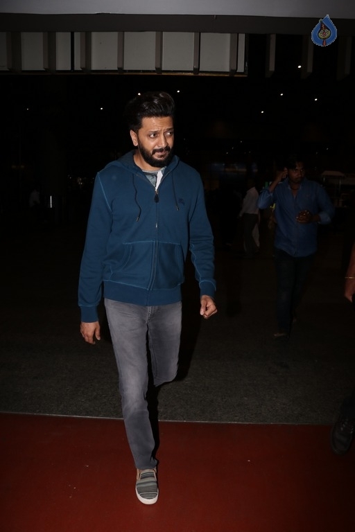 Celebrities Spotted at Mumbai Airport - 38 / 42 photos