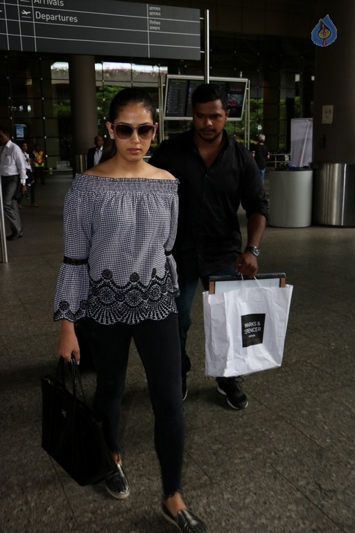 Celebrities Spotted at Mumbai Airport - 40 / 42 photos
