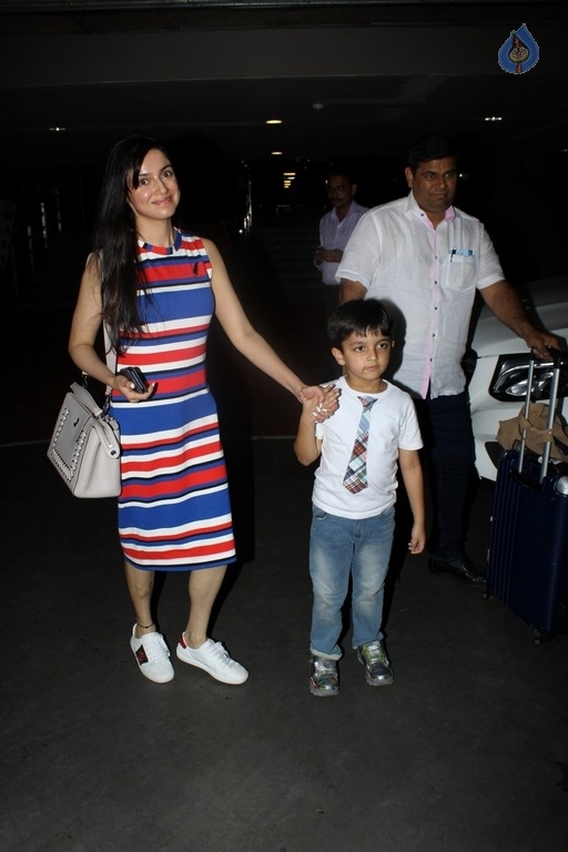 Celebrities Spotted at Mumbai Airport - 42 / 42 photos