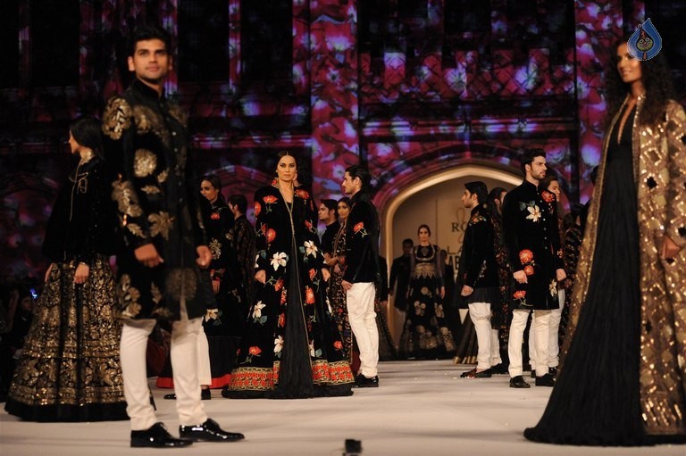 Celebrities Walk the Ramp at LFW 2016 Summer Resort 2 - 10 / 63 photos