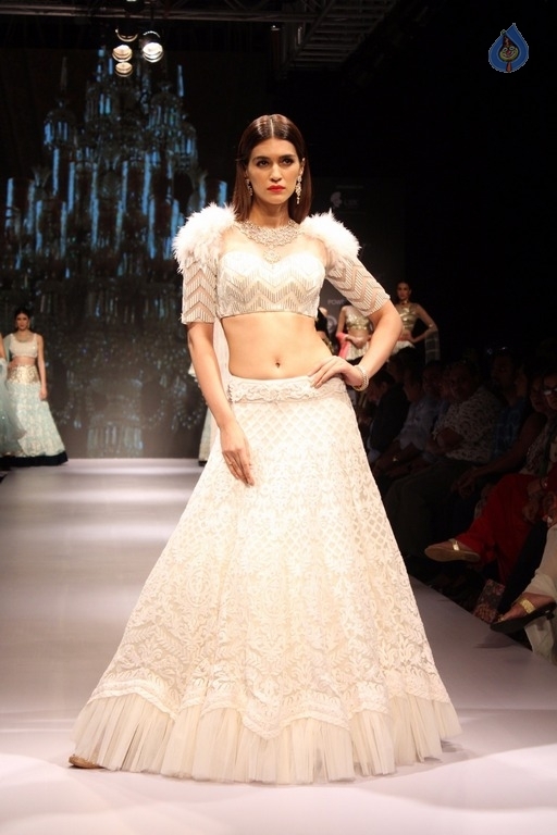 Celebrities Walks On Ramp at IIJW 2017 - 6 / 27 photos