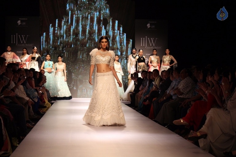 Celebrities Walks On Ramp at IIJW 2017 - 7 / 27 photos